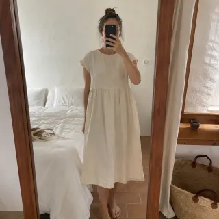 Reseña con foto: vestido de lino frente al espejo (Ondina, tienda ficticia)